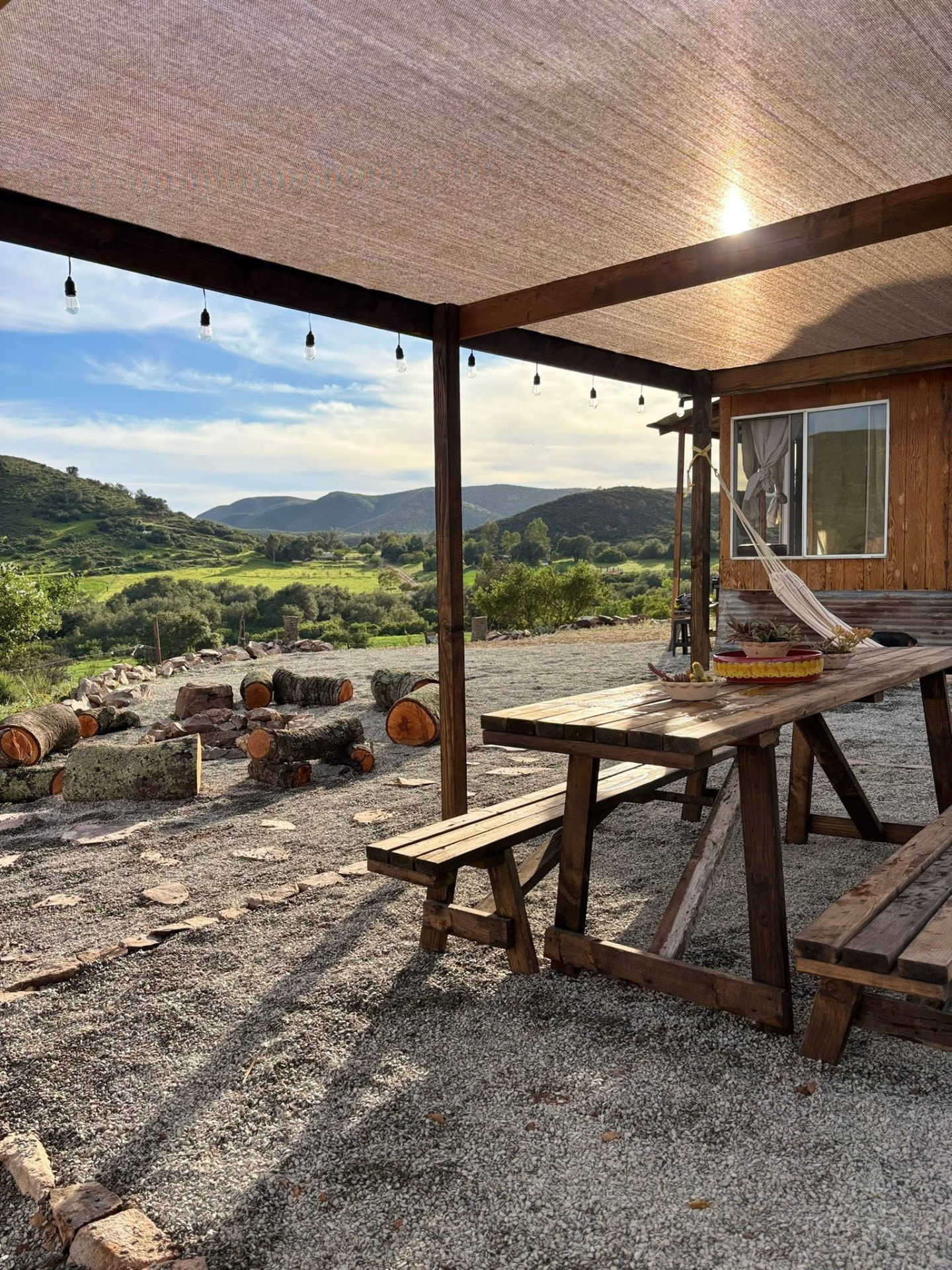 Terraza de la cabaña con vista a la montaña