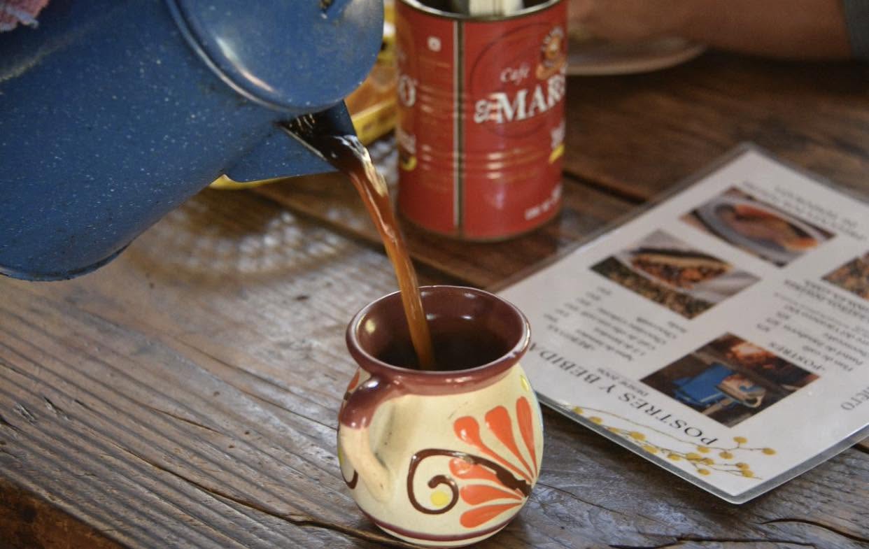 Café de olla servido en el restaurante